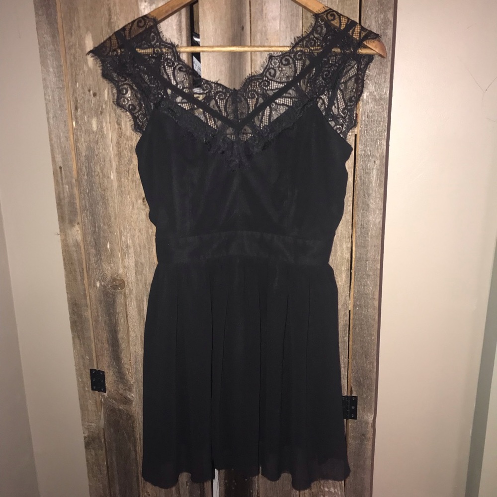 Elise Ryan Little Black Dress {Open Back}